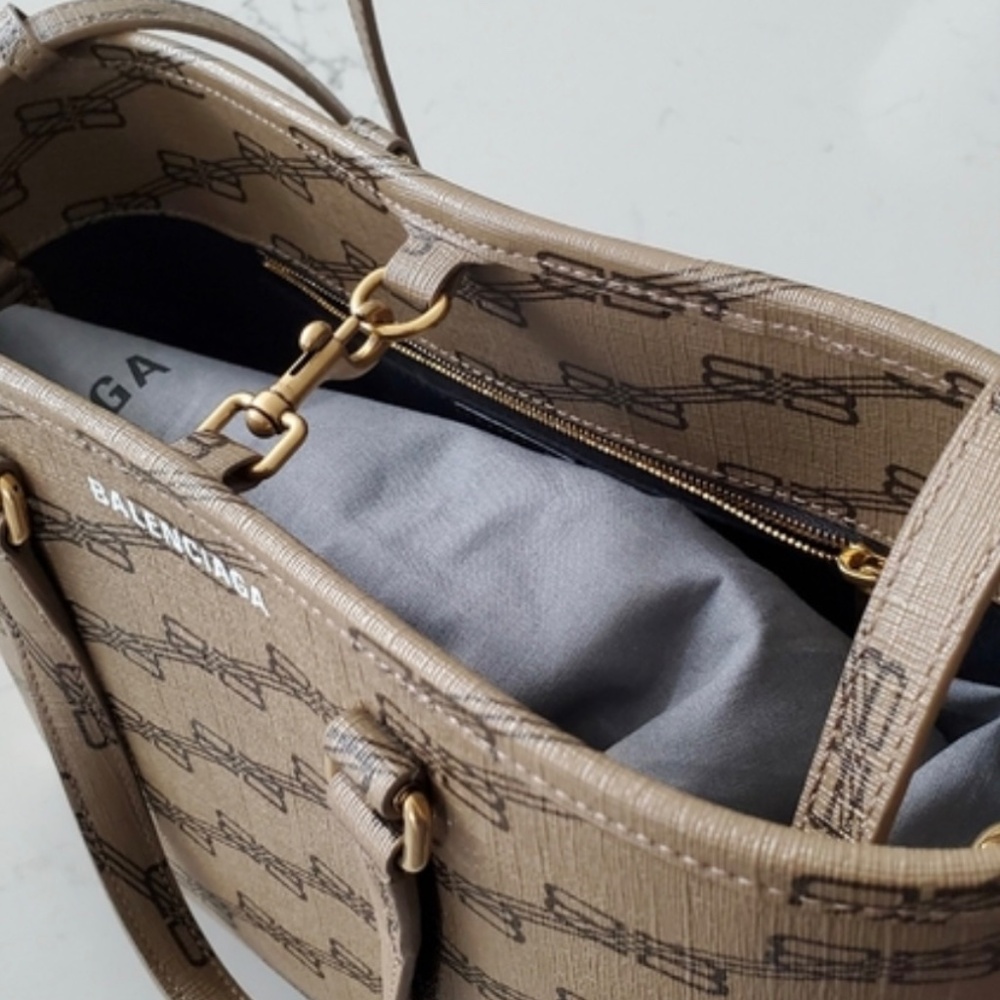 Balenciaga Crossbody Bag - Picture 3 of 7